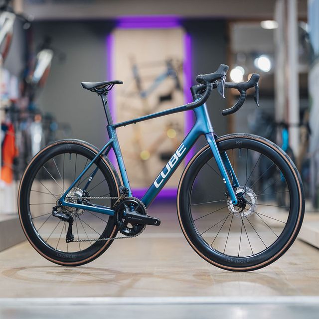 CUBE Attain C:62 SLT maantiepyörä